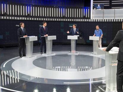 GRAF5754. MADRID, 22/04/2019.- Imagen facilitada por RTVE (i-d) de los principales candidatos a la Presidencia del Gobierno en las elecciones generales, Pablo Casado (PP), Pedro Sánchez (PSOE), Albert Rivera (Cs) y Pablo Iglesias (Unidas Podemos), en el Estudio 1 en Prado del Rey, momentos antes del comienzo del primer debate a cuatro entre los principales líderes políticos que aspiran a llegar. EFE/Raúl Tejedor. ***SOLO USO EDITORIAL***.