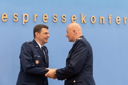 El teniente general del Ejército alemán Ingo Gerhartz (derecha) saludaba este miércoles en Berlín al director de la Guardia Nacional Aérea estadounidense, Michael A. Loh, durante la presentación de los ejercicios de la OTAN Air Defender.