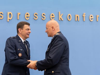 El teniente general del Ejército alemán Ingo Gerhartz (derecha) saludaba este miércoles en Berlín al director de la Guardia Nacional Aérea estadounidense, Michael A. Loh, durante la presentación de los ejercicios de la OTAN Air Defender.