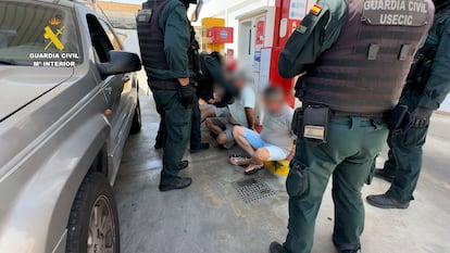 La Guardia Civil ha desarticulado una organización que operaba una narcogasolinera flotante y tenía su base de operaciones en una nave del polígono industrial de la Zona Franca de Cádiz.