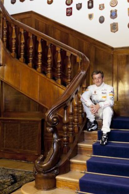 El piloto Luis Moya en la escalera del Real Club N&aacute;utico de A Coru&ntilde;a.