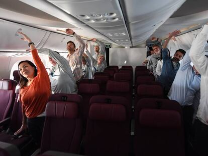 Pasajeros haciendo ejercicios durante el vuelo.