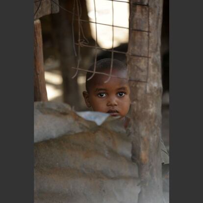 Campo de refugiados de Kakuma, Kenia 2012. A diferencia de otros muchos lugares donde los trabajadores humanitarios realizamos nuestra labor, en Kakuma es posible transitar por el campo libremente y establecer contacto directo con las personas, todo un lujo en los tiempos que corren. A este niño congolés pareció divertirle mi presencia en el campo y fue mi acompañante oficial durante la visita.