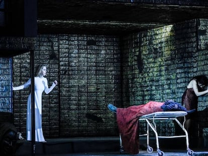 El Alma (Mojca Erdmann), Tammu (Charles Workman), Inanna (Susanne Elmark) y el rey-sacerdote (John Tomlinson), después de que este sacrifique a Tammu para ofrendarlo a los dioses.