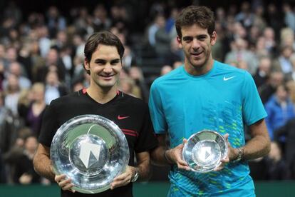Roger Federer con el trofeo de campeón del torneo de Rotterdam que logró tras vencer a Martin Del Potro.