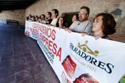 Miembros de CCOO en Paradores de Turismo de España encerrados en el parador de Toledo para exigir a la empresa continuar de forma urgente con la negociación del convenio colectivo. EFE/Archivo