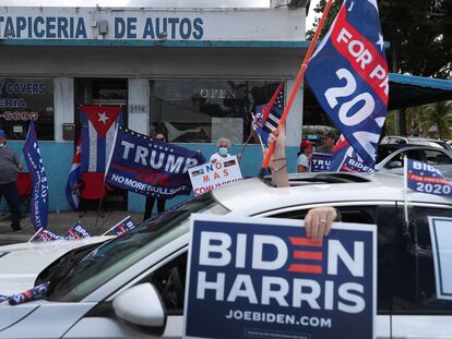 Seguidores del candidato demócrata Joe Biden pasan por delante de seguidores del presidente Donald Trump el pasado día 18 en Florida.