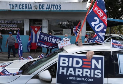 Seguidores del candidato demócrata Joe Biden pasan por delante de seguidores del presidente Donald Trump el pasado día 18 en Florida.