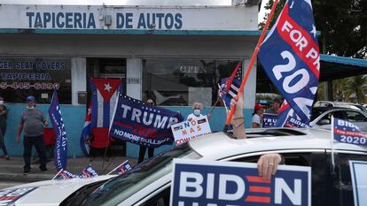 Seguidores del candidato demócrata Joe Biden pasan por delante de seguidores del presidente Donald Trump el pasado día 18 en Florida.
