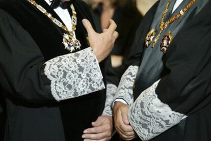 Dos magistrados conversan durante el acto de apertura del año judicial, en 2006 en Madrid.
