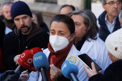 La secretaria general de Amyts, Ángela Hernández, antes de una rueda de prensa para explicar las reivindicaciones de los médicos de Atención Hospitalaria en huelga, en la sede del sindicato.