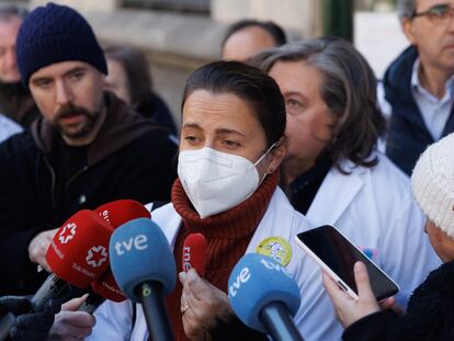 La secretaria general de Amyts, Ángela Hernández, antes de una rueda de prensa para explicar las reivindicaciones de los médicos de Atención Hospitalaria en huelga, en la sede del sindicato.