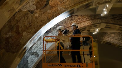 Dos técnicos analizan las pinturas del monasterio de Sijena en el Museo Nacional de Arte de Cataluña (MNAC), este miércoles en Barcelona.