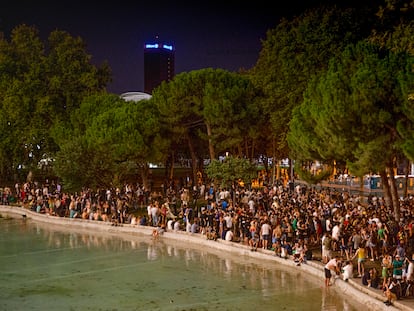 Un botellón en agosto en Barcelona.