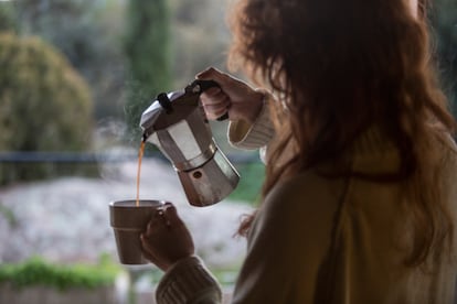 Una mujer toma una taza de café.