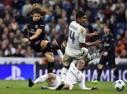 El defensa brasileño del Paris Saint-Germain David Luiz chuta junto a Modric y Casemiro.
