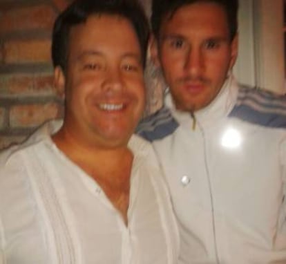 Lionel Messi con Gustavo Aquino, uno de sus vecinos.