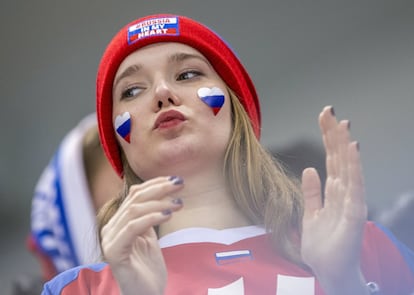 Una aficionada de los Atletas Olímpicos rusos durante la ronda preliminar de hockey sobre hielo disputada entre Rusia y Eslovenia, en Gangneung (Corea del Sur), el 16 de febrero de 2018.