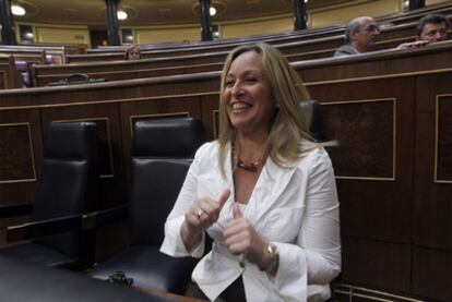 Trinidad Jiménez, ayer durante el debate sobre la reforma de la ley del tabaco en el Congreso.