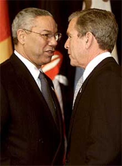 El presidente Bush, frente al secretario de Estado, Colin Powell, en el Foro de Cooperación entre EE UU y los países subsaharianos.