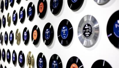 Instalación con discos de vinilo.