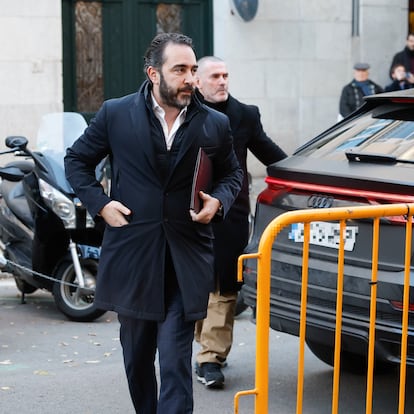 FOTODELDÍA MADRID, 16/12/2024.- El empresario Víctor de Aldama (i) , el considerado comisionista de la trama de adjudicaciones públicas de mascarillas en plena pandemia, baja del coche conducido por el líder de Desokupa, Daniel Esteve (c-atras) a su llegada al Tribunal Supremo este lunes donde el juez Leopoldo Puente le interroga como investigado. EFE/Mariscal
