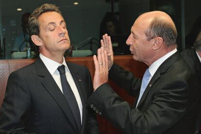 El presidente francés, Nicolás Sarkozy, junto al presidente de Rumanía, Traian Basescu