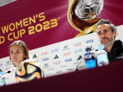 Soccer Football - FIFA Women's World Cup Australia and New Zealand 2023 - Spain Press Conference - Stadium Australia, Sydney, Australia - August 19, 2023 Spain coach Jorge Vilda with Irene Paredes during the press conference REUTERS/Carl Recine