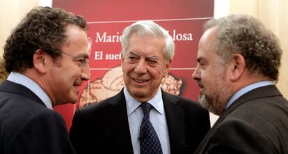 El escritor charla con Manuel de Polanco (izquierda), presidente de Sogecables, e Ignacio de Polanco, presidente del grupo PRISA. Otros 22 editores extranjeros trabajan en la traducción de la nueva novela de Mario Vargas Llosa, 'El sueño del Celta'.