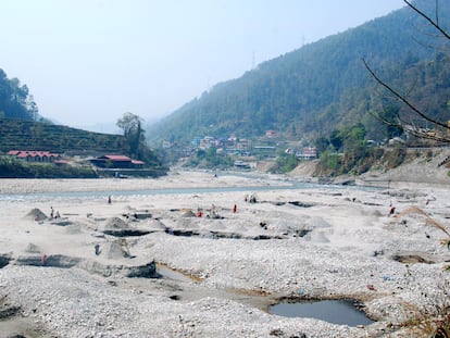 La mayoría de la extracción de arena de los ríos se produce en los países menos desarrollados. En la imagen, minería de áridos en el curso del río Sunkoshi, cerca de Katmandú, Nepal.