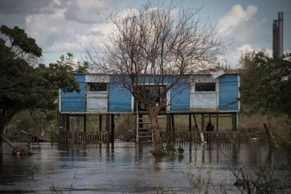 A menos de 10 calles del centro de Asunción, miles de personas viven a merced de los caprichos del río Paraguay.