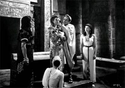 Fotograma del filme <b></b><i>César y Cleopatra,</i> de Gabriel Pascal, en una escena en la que César corona a la reina de Egipto.