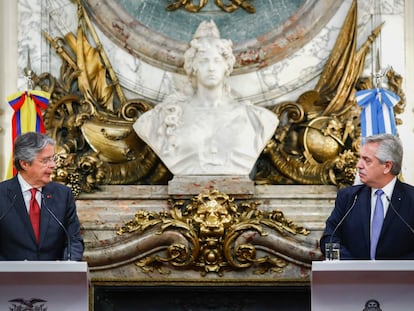 Los presidente de Argentina, Alberto Fernández (izq.) y de Ecuador, Guillermo Lasso, comparten una rueda de prensa en la Casa Rosada de Buenos Aires, el 18 de abril de 2022.