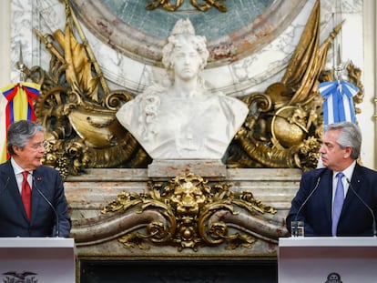 Los presidentes de Argentina, Alberto Fernández (izquierda) y de Ecuador, Guillermo Lasso, participan de una rueda de prensa conjunta en la Casa Rosada, sede del Gobierno en Buenos Aires, el 18 de abril de 2022.