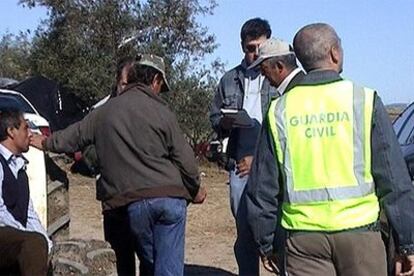 Miembros de la Guardia Civil, en una de las fincas donde trabajaban los inmigrantes rumanos.