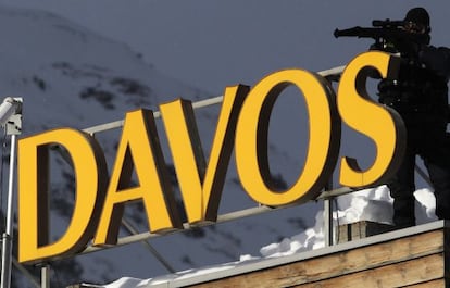 Un membre de les forces especials vigilava l&#039;any passat el teulat d&#039;un hotel a Davos (Su&iuml;ssa) la vespra de la cimera internacional.