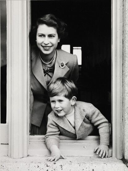 Isabel II y el príncipe de Gales, Carlos, en Balmoral, el 28 de septiembre de 1952, en una imagen perteneciente a la Colección Real.