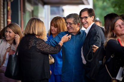 El presidente de la Generalitat de Cataluña, Salvador Illa (derecha) junto al portavoz del PSOE en el Congreso, Patxi López. 