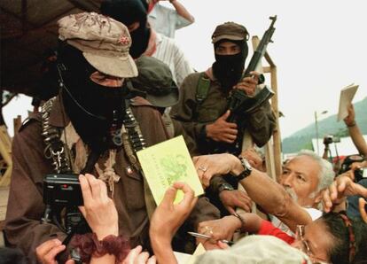 Simpatizantes piden un autógrafo al subcomandante Marcos en 1999