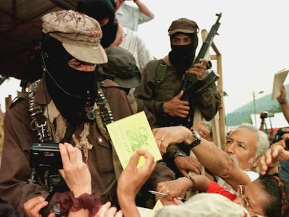 Simpatizantes pedem um autógrafo ao subcomandante Marcos em 1999.