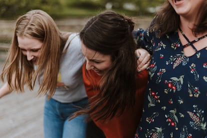 Tres adolescentes se pasean contentas.