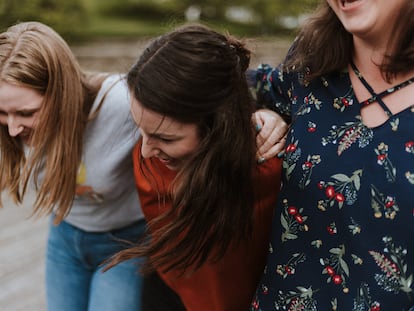 Tres adolescentes se pasean contentas.