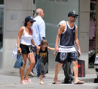 Cesc Fábregas junto a su pareja Daniella Semaan y su hija de compras en Ibiza el pasado 17 de junio.