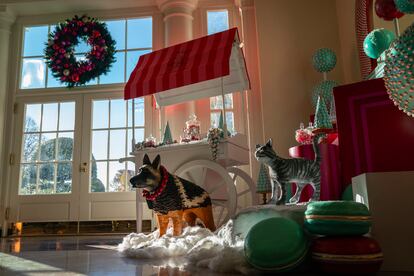 Decoraciones de navidad en el interior de la Casa Blanca. 