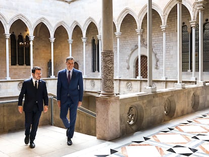 El presidente de la Generalitat, Pere Aragonès, recibe al presidente del Gobierno, Pedro Sánchez, en el Palau.