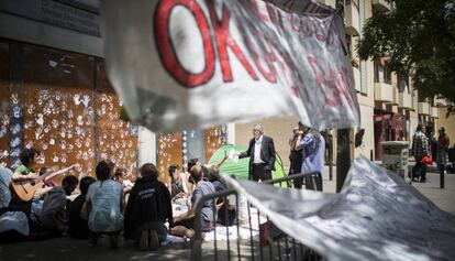 Activistas acampados delante del Banco Expropiado.