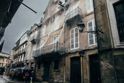 Pazo de Ramirás o Dos Irlandeses, cubierto con una malla contra los desprendimientos de la fachada en la Rúa Nova de Santiago.