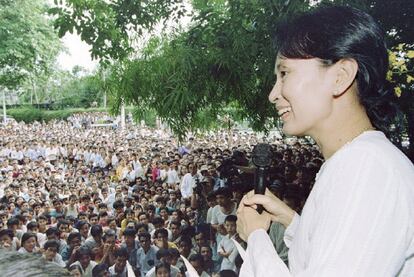 Tras una de sus liberaciones, en 1995, Suu Kyi se dirige a la muchedumbre concentrada ante su casa