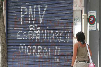 Pintada frente a la sede del PNV en Hernani (Guipúzcoa) en la que se acusa a este partido de ser "siervo de España".