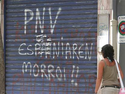 Pintada frente a la sede del PNV en Hernani (Guipúzcoa) en la que se acusa a este partido de ser "siervo de España".